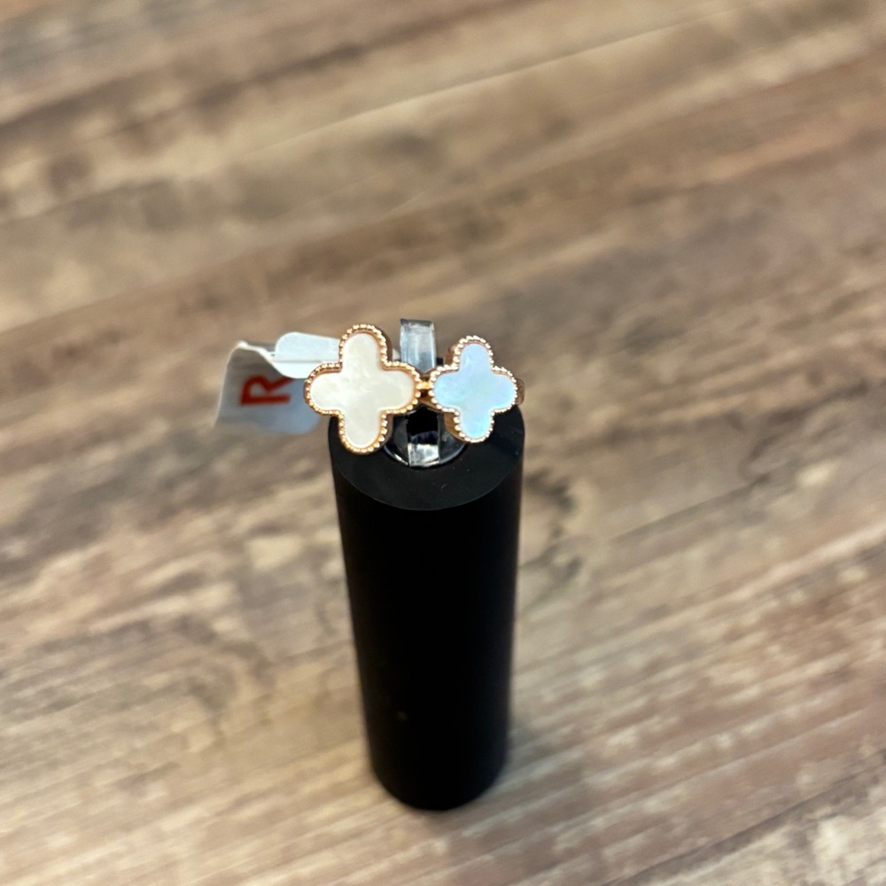 Gold tone trending pearly ring.